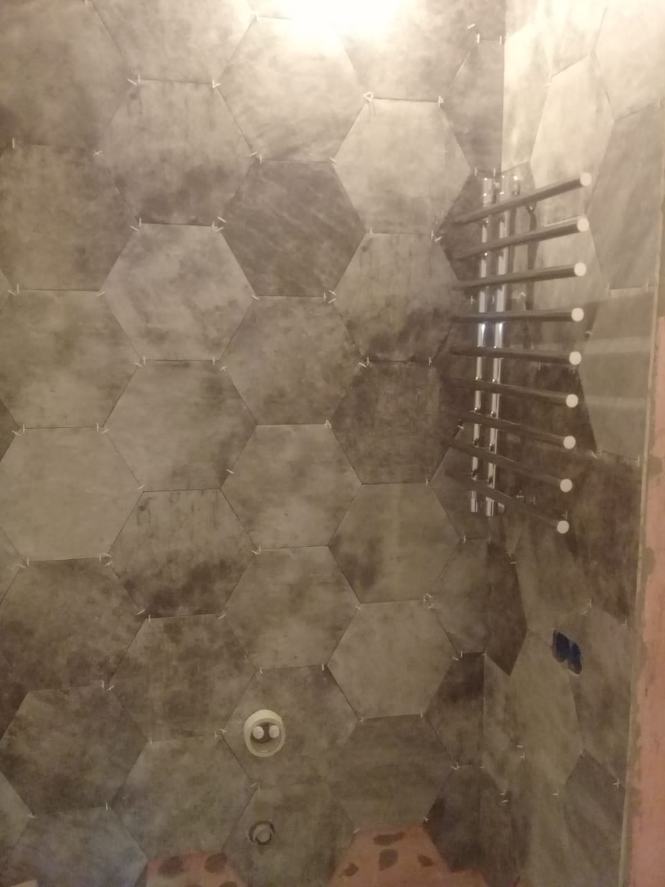 Работы по укладке керамогранита в ванной
